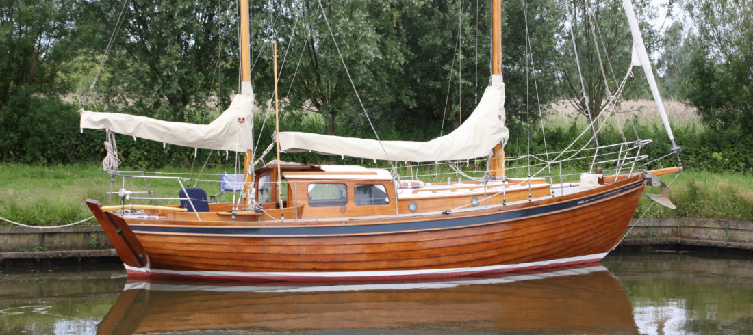 Compaen Mahogany S-type classic sailing boat